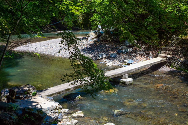 Narrow footbridge across the Kiyotaki River.
