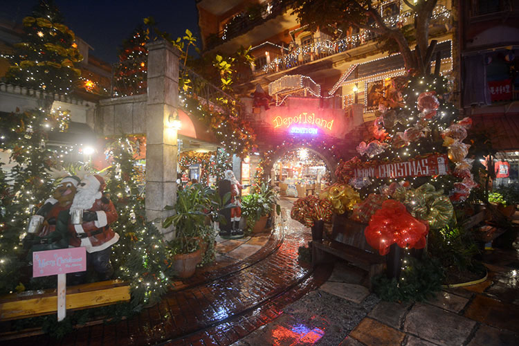 Depot Island Christmas lights at Mihama American Village.