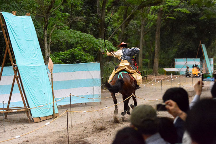An archer on a galloping horse taking aim at a target.