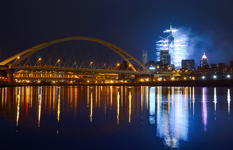 Second MacArthur Bridge and Taipei 101 during New Year celebrations.