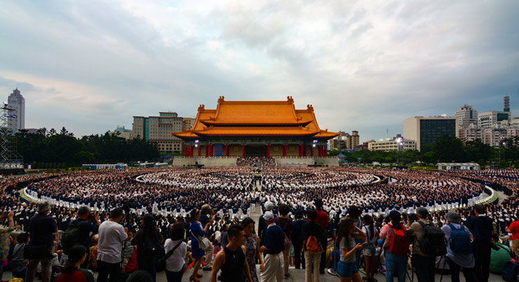Huge gathering of Tzu Chi members honoring mothers for an annual celebration event.